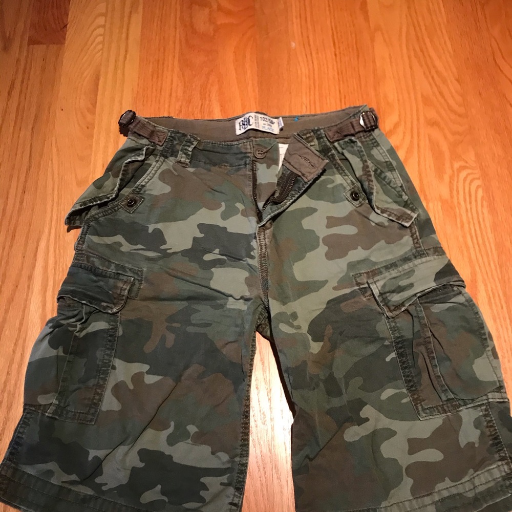 Four pairs of boys cargo shorts size 12. - Picture 2 of 5